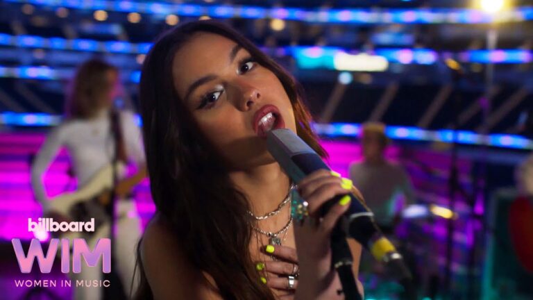 Olivia Rodrigo Performs deja vu at the 2022 Billboard Women in Music Awards